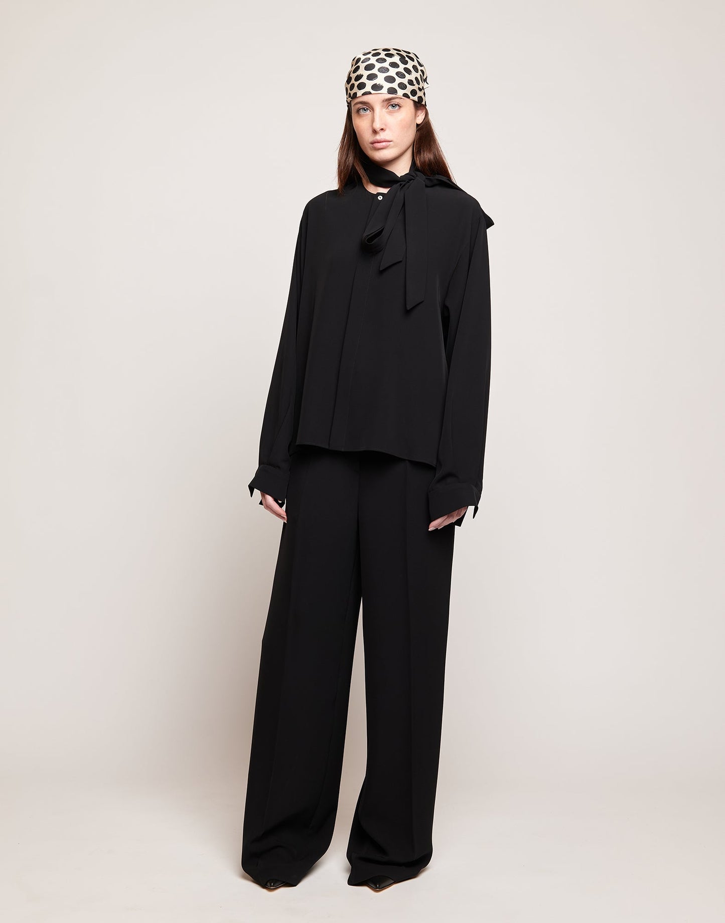 DOUUOD Camicia in Cady Fluido con Sciarpa Staccabile Nera