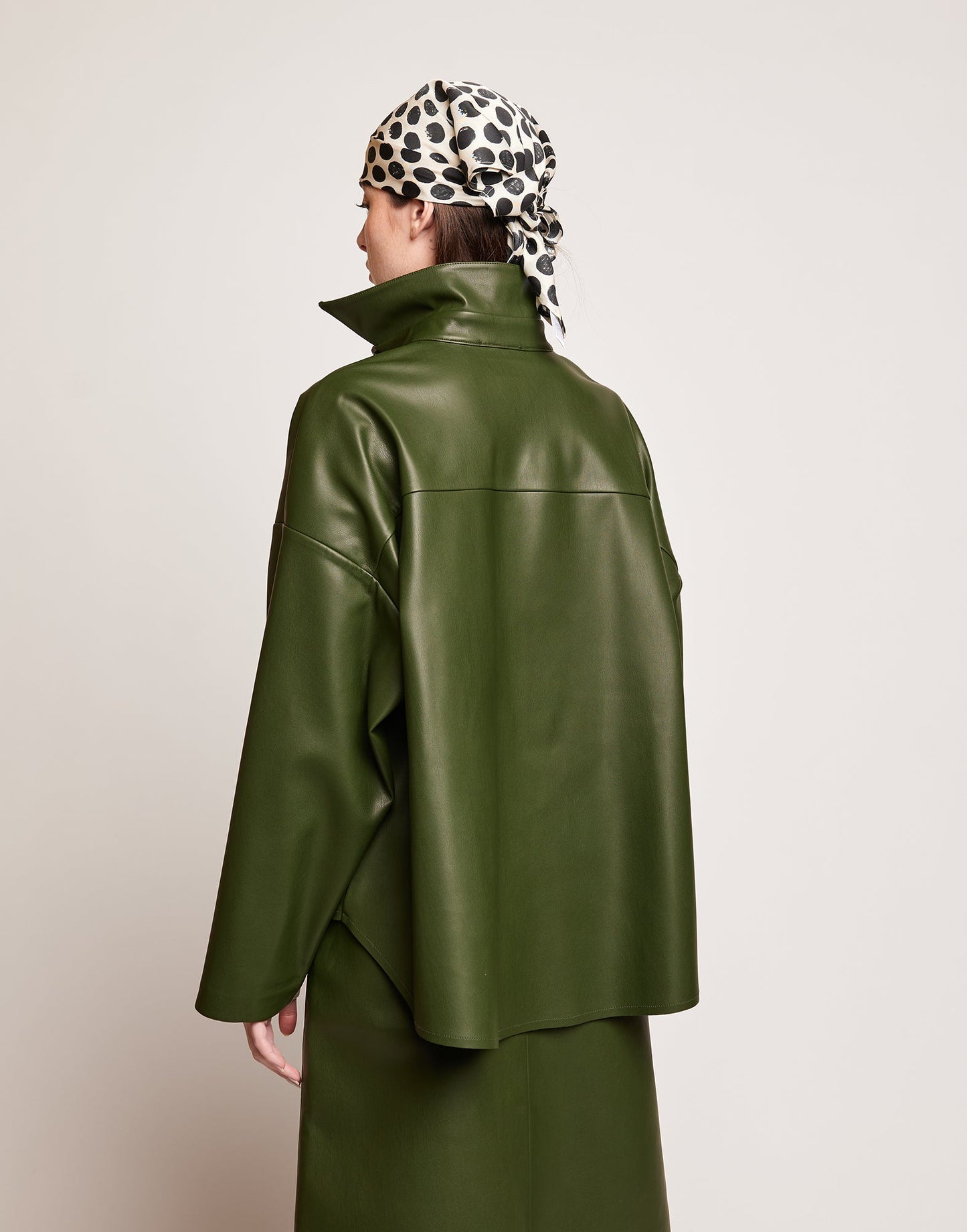 DOUUOD Camicia in Eco Soft Leather con Bottoni in Corno Oliva